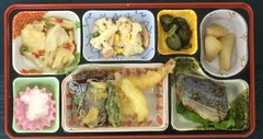 今日のお弁当は天ぷらセットです