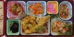 天ぷら盛り合わせと山菜ご飯です。