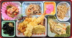 天ぷら盛り合わせ、棒棒鶏サラダ、お好みソース炒め