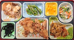 ☆人気メニュー☆鶏の唐揚げ、焼きうどん、シーザーサラダ