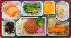 北海道産秋鮭マヨ包みカツ、野菜のスープ煮、和風サラダ