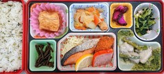 【いりこ菜飯】鮭の塩焼き、里芋とベーコンのガーリックソテー