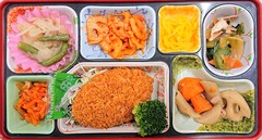 ほうれん草と北海道産鮭クリームコロッケ、根菜と鶏肉の煮物