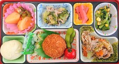北海道産秋鮭チーズinカツ、野菜のピーナッツ炒め、ポパイソテー