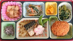 石田君の鯖の煮付け、すきやきフライ、中華サラダ
