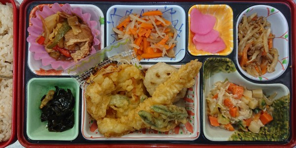 天ぷら盛り合わせと山菜ご飯です。サムネイル