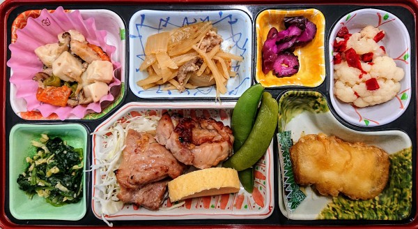 鶏の幽庵焼き、イカ天ぷら、竹の子と牛肉のピリ辛ソテーサムネイル