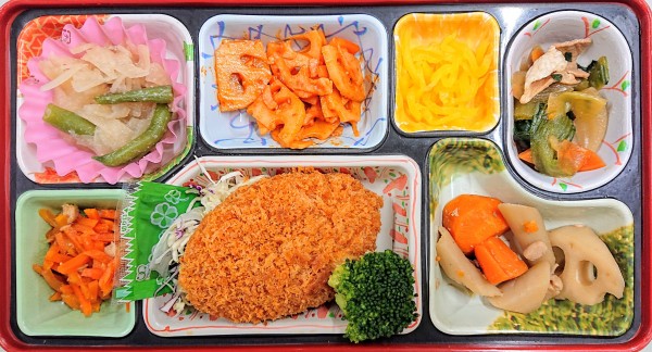 ほうれん草と北海道産鮭クリームコロッケ、根菜と鶏肉の煮物サムネイル