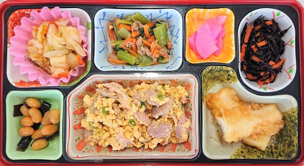 親子丼、イカの天ぷら、ひじきの煮付けサムネイル