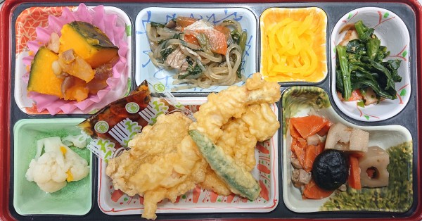 天ぷら盛り合わせ、筑前煮、菜の花のピーナッツ和えサムネイル
