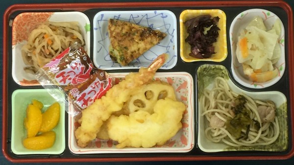 今日のお弁当は天ぷらセットですサムネイル